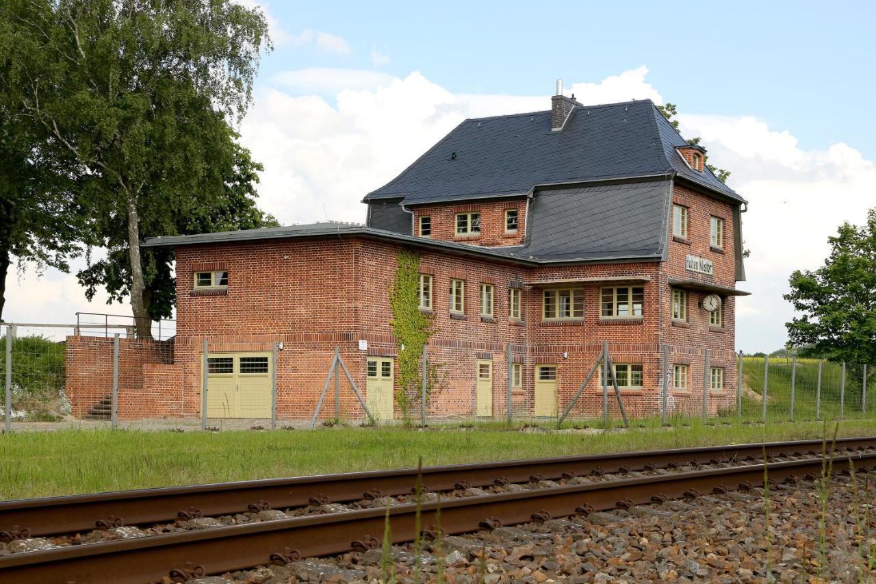 Bahnhof Hohen Mistorf Apartment Bagian luar foto