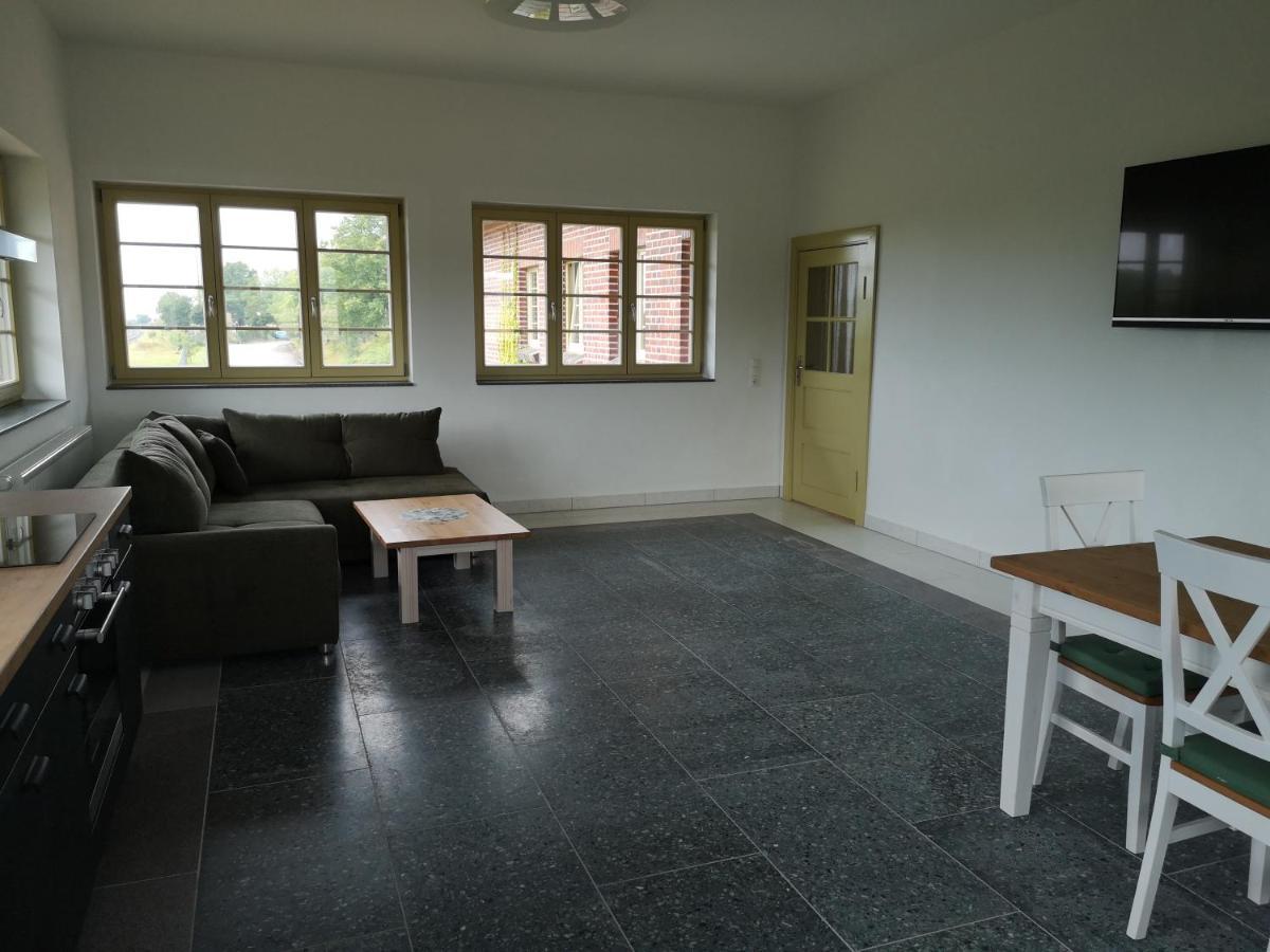 Bahnhof Hohen Mistorf Apartment Bagian luar foto